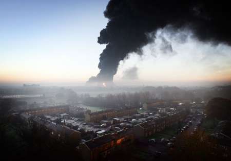 Sloup dýmu je vysoký několik desítek metrů, požár se zatím šíří bez kontroly | Foto: Reuters