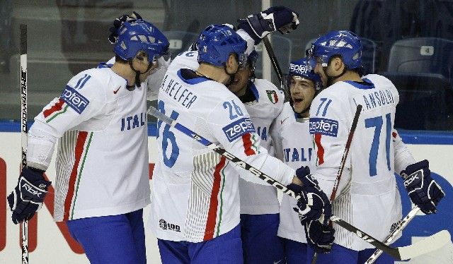 Nicola Fontanive (druhý zprava) slaví se spoluhráči druhý gól v Pincově síti. | Foto: Reuters