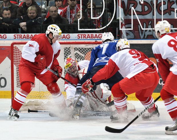 Miroslav Kopřiva zasahuje před Nicolasem St. Pierrem | Foto: hc-slavia.cz