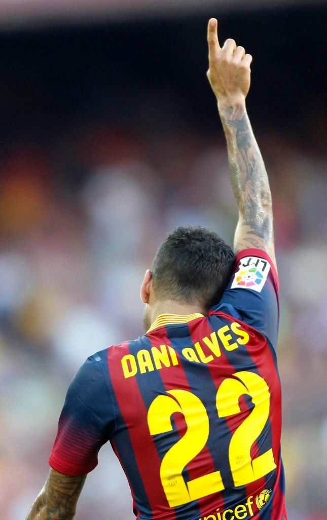 A trefil se také obránce Dani Alves. | Foto: Reuters