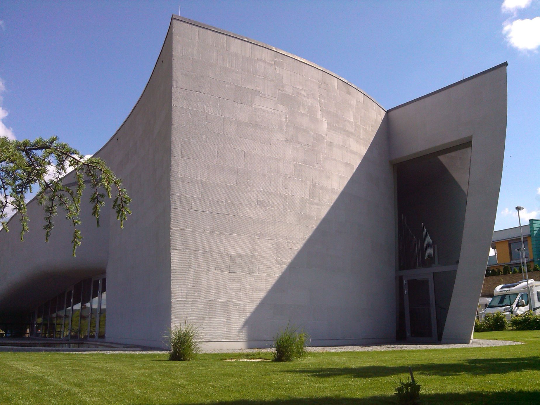 Obrazem Architektura V ry V esku Se Po Roce 1989 Postavily Des tky 