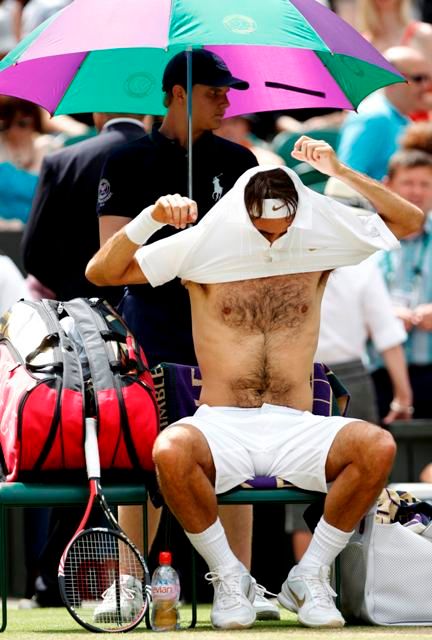 Roger Federer naopak působil unaveněji. | Foto: Reuters