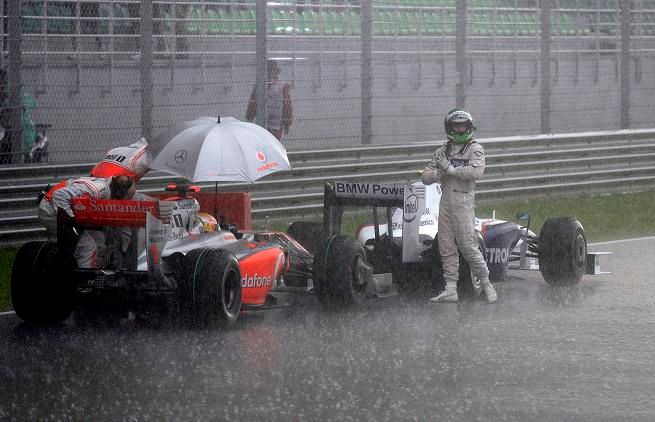 Zastavili a nechtěli jet dál. Heidfeld i Hamilton | Foto: Reuters