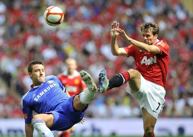 Community Shield 2010: John Terry v souboji s Michaelem Owenem. | Foto: Reuters