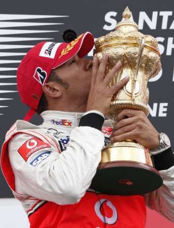 Lewis Hamilton s trofejí pro vítěze Velké ceny Velké Británie. | Foto: Reuters