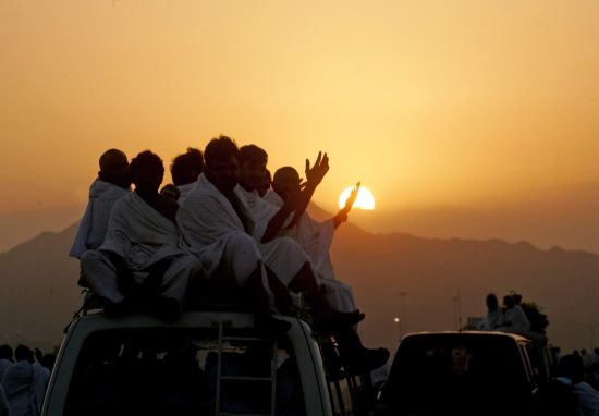 Muslimští poutníci přijíždějí na pláň Arafát nedaleko Mekky v druhý vrcholný den své pouti. 9. ledna 2006. | Foto: Reuters/Ali Jarekji