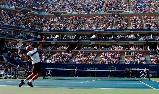 Hlediště kurtu Arthura Ashe, největší tenisové arény na světě, bylo do posledního místa zaplněno. | Foto: Reuters