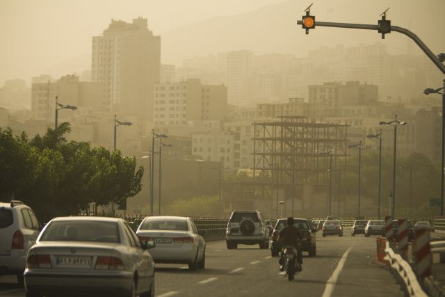 Smog nad Teheránem. | Foto: Reuters