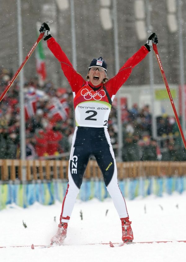 Ha, a odteď jsem vaše Zlatá Katka... Vítězná Kateřina Neumannová na OH v Turíně, 24. 2. 2006. | Foto: Robert Sedmík, Týden