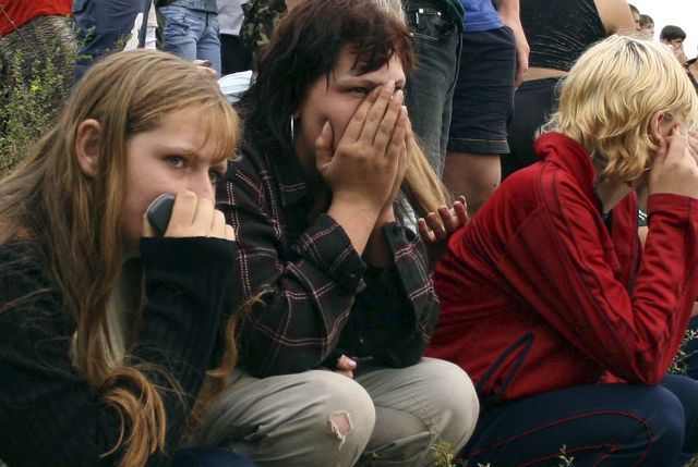 Diváci, kteří se sešli na místě neštěstí. | Foto: Aktuálně.cz