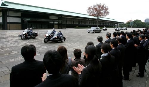 Auta přivážejí japonskou princeznu Sajako a tokijského úředníka Jošikiho na svatbu. | Foto: Reuters