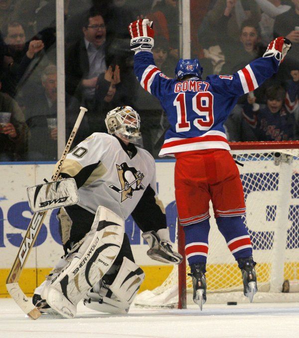 Scott Gomez z týmu New York Rangers se raduje z gólu Martina Straky do sítě pittsburghského brankáře Sabourina. | Foto: Reuters