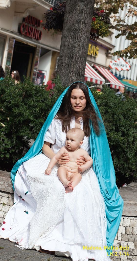 Panna Marie s malým Ježíškem posedává na betonovém obrubníku poblíž Národní třídy. | Foto: Darina Alster