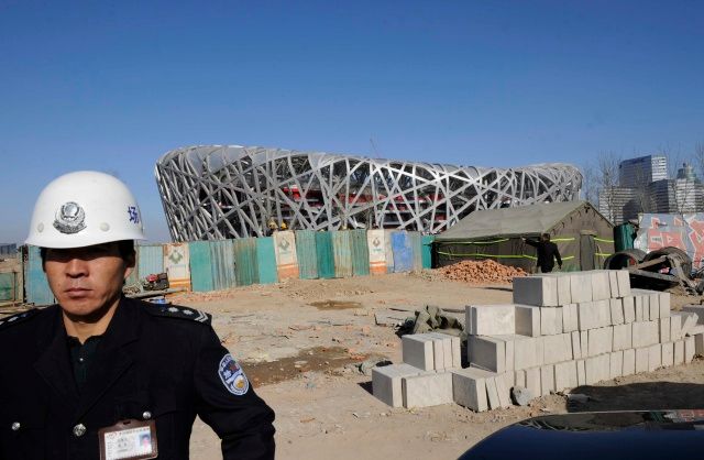 Okolí olympijského stadionu místy stále připomíná staveniště. Za všech okolností hlídané policií. Pro veřejnost by se měl poprvé otevřít v dubnu příštího roku. | Foto: Reuters