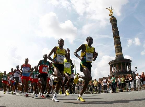 Maratonci v centru Berlína | Foto: Reuters