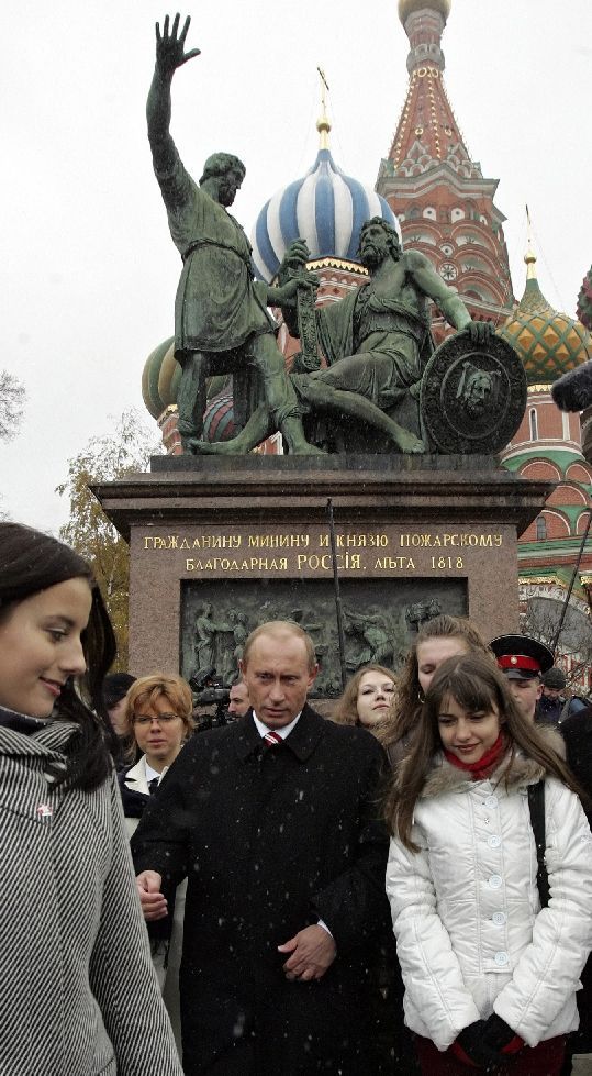 Prezident Putin obklopen mládeží bezprostředně poté, co položil kytici k památníku Minina a Požarského před Chrámem Vasila Blaženého na Rudém náměstí v Moskvě | Foto: Reuters