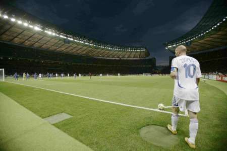 Kapitán francouzského týmu Zinedine Zidane se připravuje na rohový kop. | Foto: Reuters