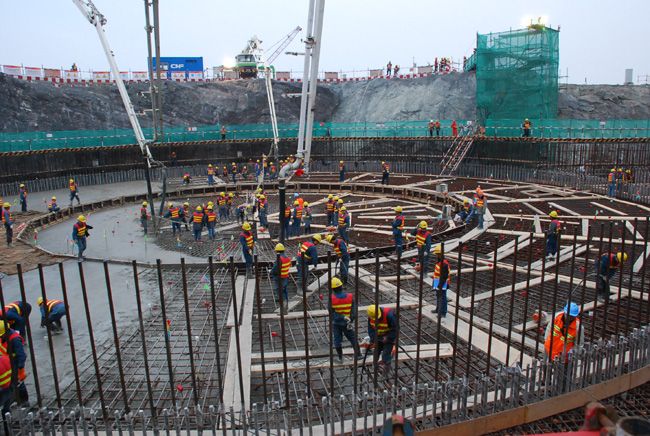 Lití základů pro jaderný reaktor od Westinghousu. San-men, Čína | Foto: Aktuálně.cz