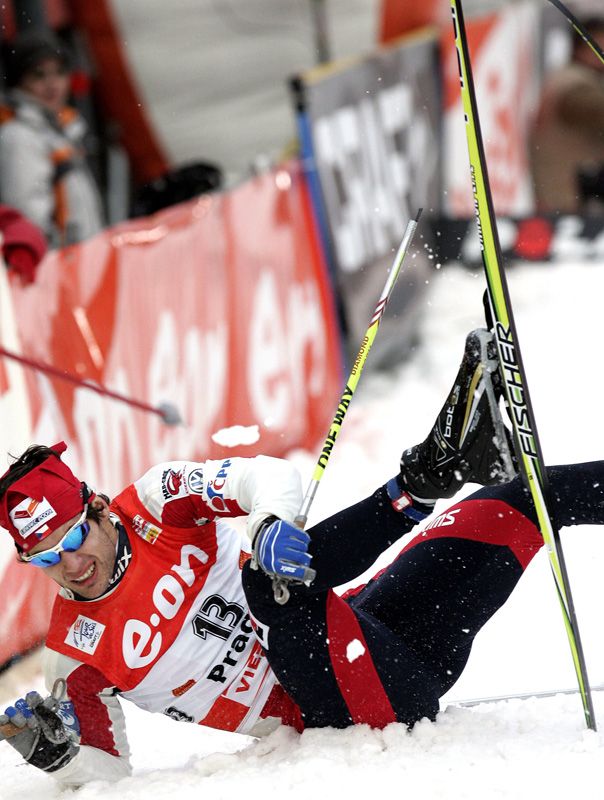 Dušan Kožíšek padá před nájezdem do první zatáčky prvního okruhu semifinále mužů. | Foto: Reuters/David W. Cerny