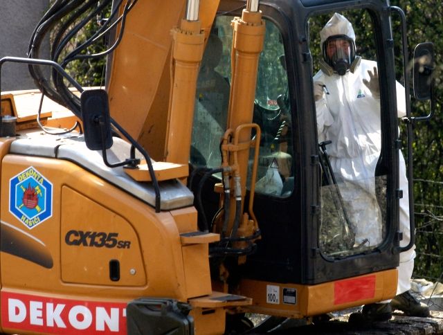 Pracovníci společnosti Dekonta pokračovali 25. dubna v monitoringu, třídění a zajišťování nejvíce nebezpečných chemikálií v areálu nelegálního skladiště v Libčanech na Královehradecku. | Foto: čtk