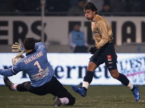 Milan Baroš z Lyonu překonává brankáře AS Nancy Gennaro Bracigliana. | Foto: Reuters