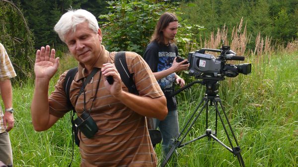 Vypouštění se už tradičně účastnili ornitologové, lesníci i novináři. | Foto: Ondřej Netočný