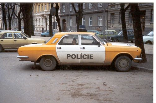 ... případně Volhy 24/2410 zkrátka přebarvila, byly sice žlutobílé, ale na bocích už měly jen jednoduchý nápis "policie". | Foto: Čeněk Sudek/Policejní historická společnost