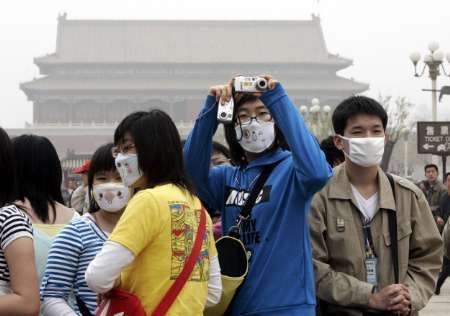 Turisté z pekingského Zakázaného města přesto nezmizeli. | Foto: Reuters