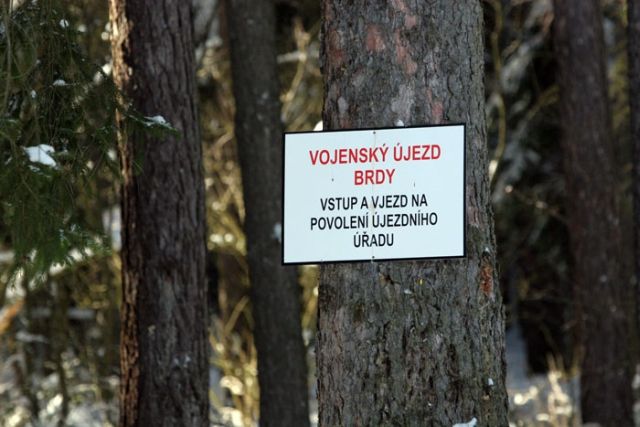 Výstražná cedule ve vojesnkém újezdu Brdy. | Foto: Aktuálně.cz, Ludvík Hradílek