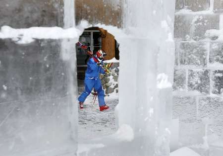 Členka italského sjezdařského týmu za ledovým oknem v Lake Louise. | Foto: Reuters