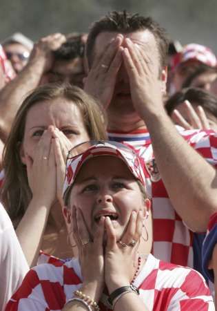 Zklamání chorvatských fanoušků poté, co Dario Srna neproměnil penaltu. | Foto: Reuters