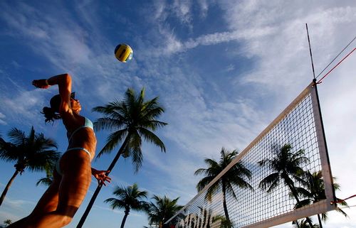 Brazilská plážová volejbalistka Anna Paula Connellyová smečuje při tréninku na turnaj v Singapuru. | Foto: Reuters