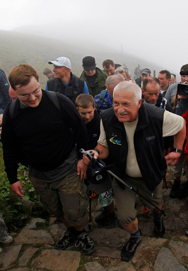 Srpen 2010 - Český prezident Václav Klaus zůstal věrný své pověsti sportovce a na svatého Vavřince vystoupal na Sněžku. | Foto: Reuters