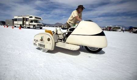 Závodník Kevin Brooks tlačí svůj speciálně upravený motocykl. | Foto: Reuters