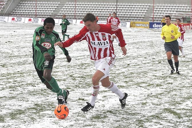 Více než fotbal byl k vidění na Žižkově urpoutný boj. | Foto: Bohumil Červenka