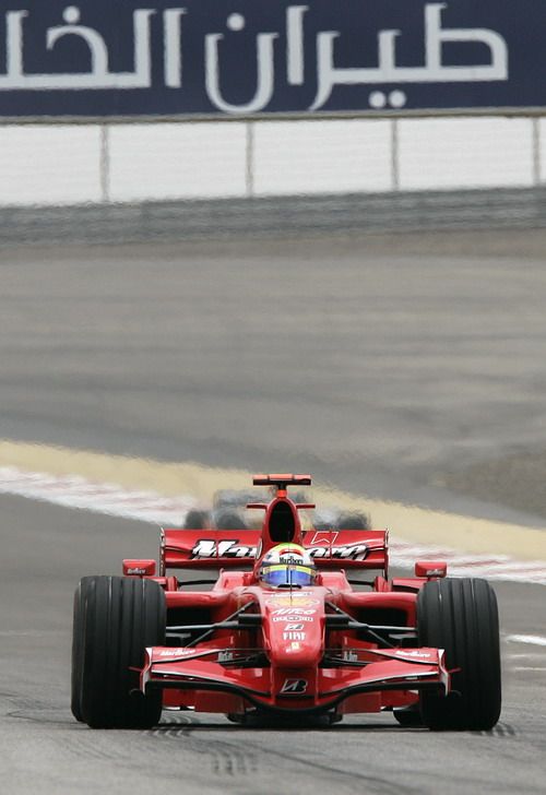 Felipe Massa s Ferrari na trati vítězné kvalifikace na Velkou cenu Bahrajnu. | Foto: Reuters