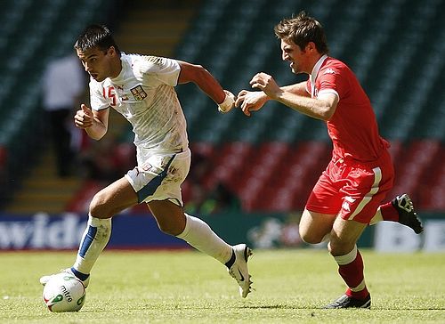 Milan Baroš (v bílém) uniká Samu Rickettsovi z Walesu. | Foto: Reuters