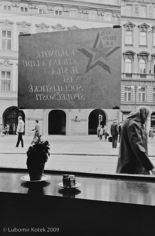 Malostranská kavárna, Praha 1984. | Foto: Lubomír Kotek