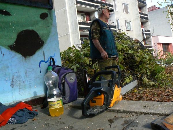 Ještě týden po kalamitě se na Valašsku odstraňují škody. "Od obce máme dřevo za odvoz a úklid," vysvětlil muž, který se svou rodinou od pondělka zpracovává na sídlišti v Karolínce polámané a pokácené stromy. Polámané stromy jsou na Valašsku vidět na každém kroku, a to včetně těch ovocných, které ještě nestačily shodit listí. Těch bylo včera vidět zvlášť hodně ve Viganticích, rodišti Milana Baroše. | Foto: Karel Toman