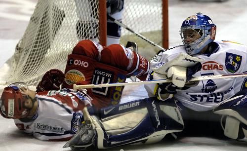 Tomáš Rolínek z Pardubic (vlevo) a brankář Vítkovic Jakub Štěpánek v utkání 28. kola hokejové extraligy. | Foto: Aktuálně.cz