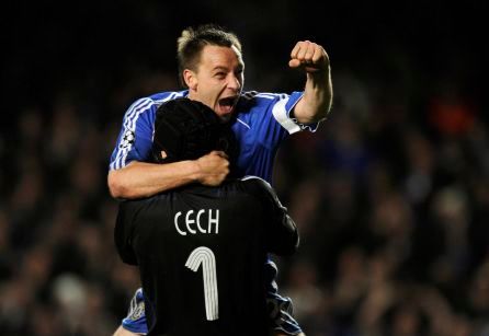 Oslavují i kapitán Terry a brankář Čech. Utkání právě skončilo a Chelsea poprvé v klubové historii postoupila do finále Ligy mistrů. | Foto: Reuters