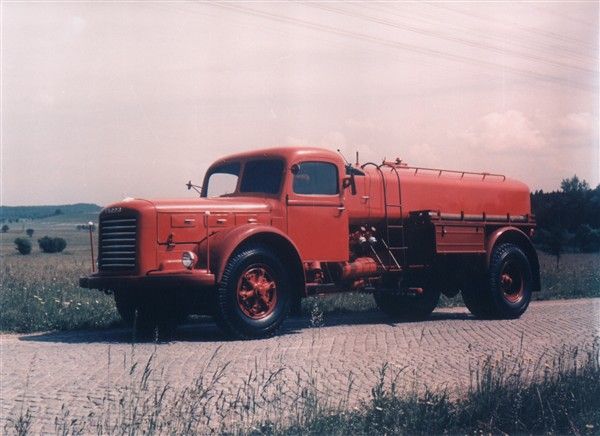 Ze vzduchu na zem a zpět. V poválečné reorganizaci československého průmyslu nakonec Avia plně přešla na výrobu nákladních automobilů. V 1947 byla vyrobena první série automobilů a autobusů Škoda R-706 (na snímku) s úspěchem vyvážených do řady zemí. V roce 1952 se Avia znovu vrátila k letecké výrobě. | Foto: Aktuálně.cz