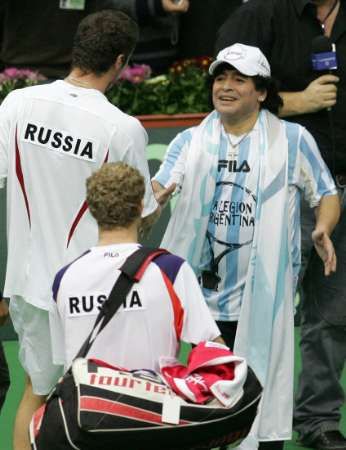 Vítězný ruský pár Marat Safin a Dmitrij Tursunov si podává po vítězství na argentinským párem ve finále Davisova poháru ruku s legendárním argentinským fotbalistou Diego Maradonou. | Foto: Reuters