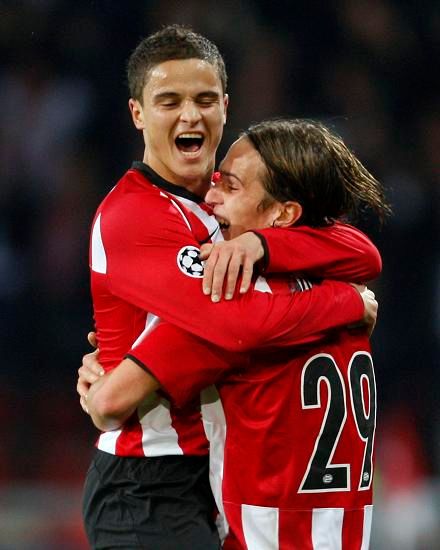 Ibrahim Afellay (vlevo) a Stijn Wuytens slaví gól Eindhovenu do sítě Marseille | Foto: Reuters