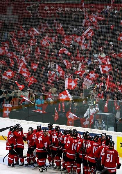 Švýcarští fanoušci oslavují se svými hráči úvodní vítězství 1:0 nad Francií. | Foto: Sport