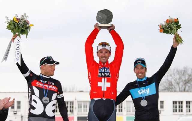 Fabian Cancellara na stupních vítězů po závodě Paříž - Roubaix. | Foto: Reuters