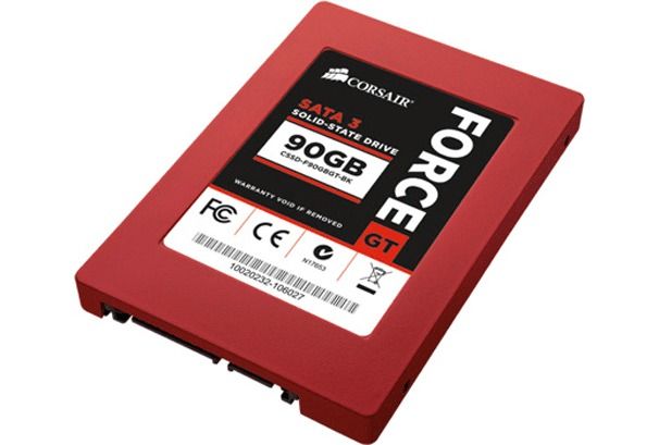 Corsair uvádí nové rychlé 90 GB SSD SATA-3 
Koncem minulého týdne uvedla na trh společnost Corsair dva nové 90 GB pevné SSD disky s rozhraním SATA-3. Nový disk s označením  90GB Force Series GT je nejrychlejším od Corsairu. Rychlost čtení 555 MB/s. Rychlost zápisu 505 MB/s. Cena je stanovena na 199 USD (3400 Kč).
SSD disk označený 90 GB Force Series 3 je o něco pomalejší. Rychlost čtení 550 MB/s. Rychlost zápisu 500 MB/s. Cena je stanovena na 159 USD (2700 Kč).
Oba disky jsou zpětně kompatibilní s rozhraním SATA-2 a budou dodávaný s 3,5" adaptérem pro instalaci na PC. | Foto: Crosair