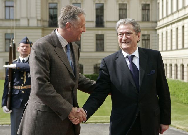 Mirek Topolánek vítá albánského premiéra Saliho Berišu v Praze. | Foto: Reuters