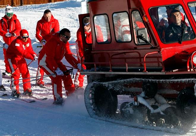 Místo vleku táhla motoristické hvězdy rolba | Foto: Reuters