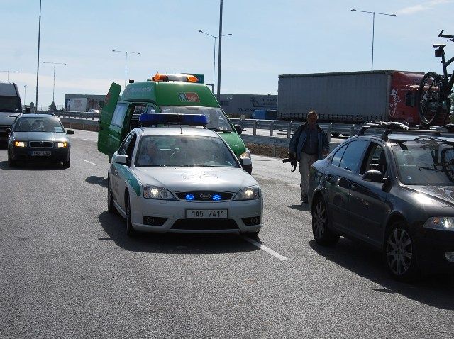 A policejní mondeo se vydalo na první metry okruhu | Foto: Radek Pecák